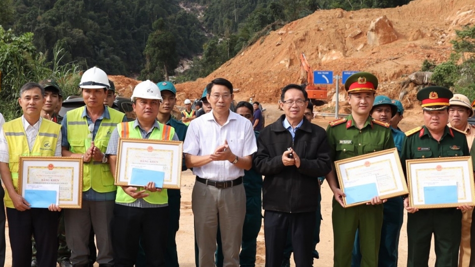 Tặng bằng khen 4 tập thể cứu hộ, cứu nạn sạt lở đèo Khánh Lê